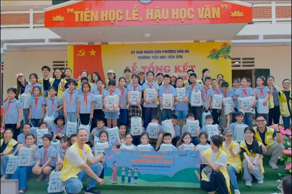 CapitaLand Development trao tặng dụng cụ học tập cho hơn 2.000 học sinh tại năm điểm trường khắp Việt Nam, trong khuôn khổ Chương trình Trường học CapitaLand Hy vọng