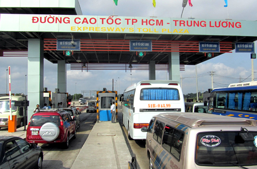 Bắt khẩn cấp 5 người nghi trốn thuế tại cao tốc TP.HCM -Trung Lương
