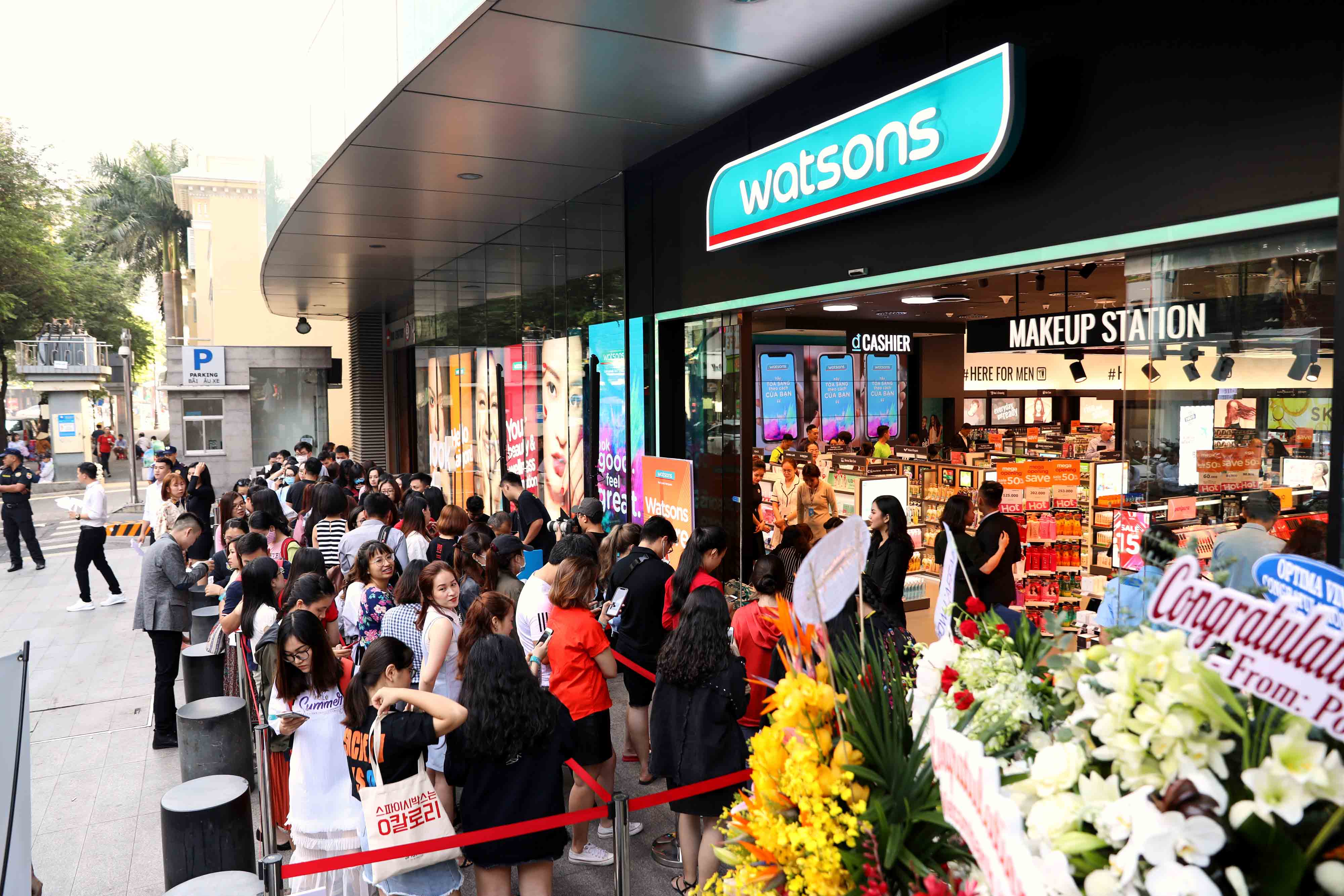 Hàng trăm bạn trẻ đến cực sớm xếp hàng để mua sắm tại Watsons trong ngày mở bán đầu tiên