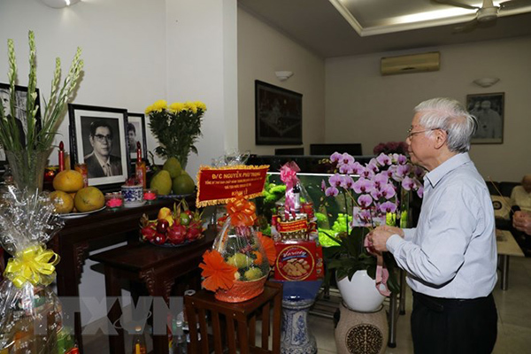 Tổng bí thư thắp hương tưởng niệm nguyên Tổng bí thư Nguyễn Văn Linh