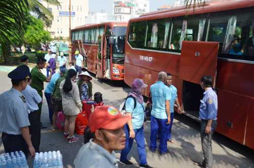 Hàng trăm người mua vé tàu ở Sài Gòn phải ra Bình Thuận xuất phát