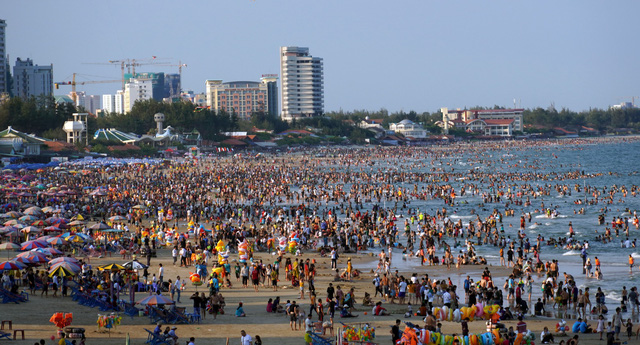 Bãi tắm nào ở Vũng Tàu cũng đang ngập du khách