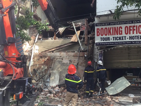 Xác minh nguyên nhân ngôi nhà 2 tầng trên phố Hàng Bông bị sập
