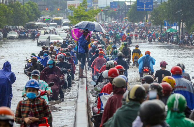Đường Sài Gòn ngập nặng, giao thông hỗn loạn sau mưa lớn