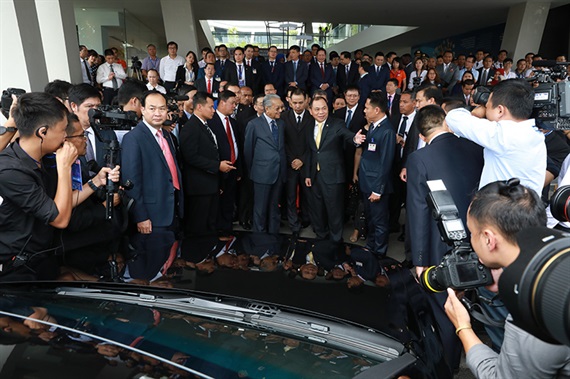 Thủ tướng Malaysia lái xe VinFast và khen 'khỏe, đẹp, êm như xe điện'