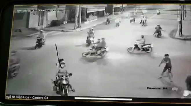 Biên Hòa: Hàng chục người vác đao kéo đi đánh nhau, rượt chém cả dân phòng