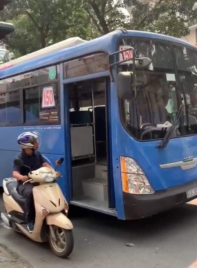 TPHCM: Đình chỉ tài xế xe buýt phun nước bọt, ép người đi xe máy