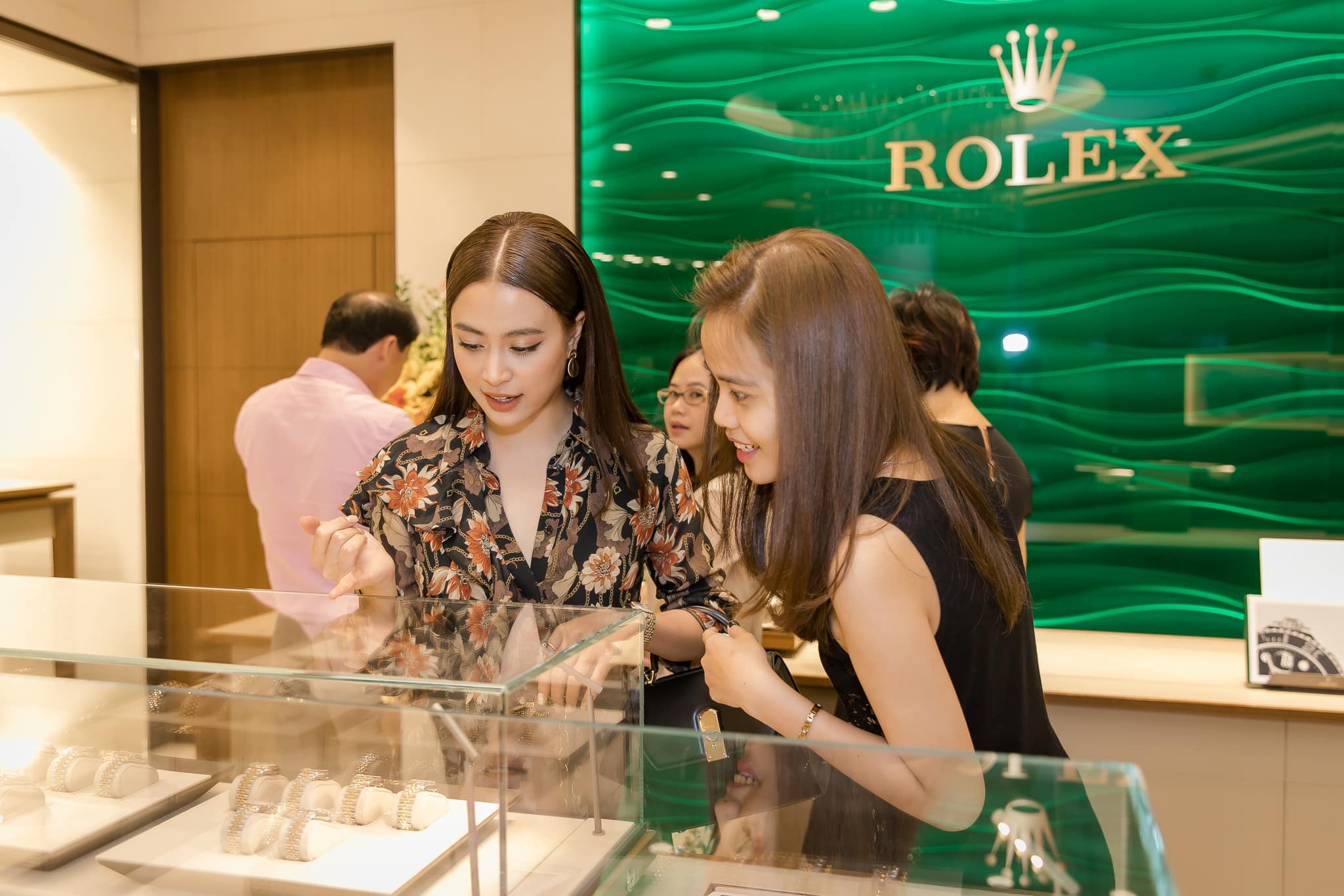 “Mị” Hoàng Thuỳ Linh khoe nhan sắc hơn người cùng set đồ hiệu dự khai trương cửa hàng Rolex