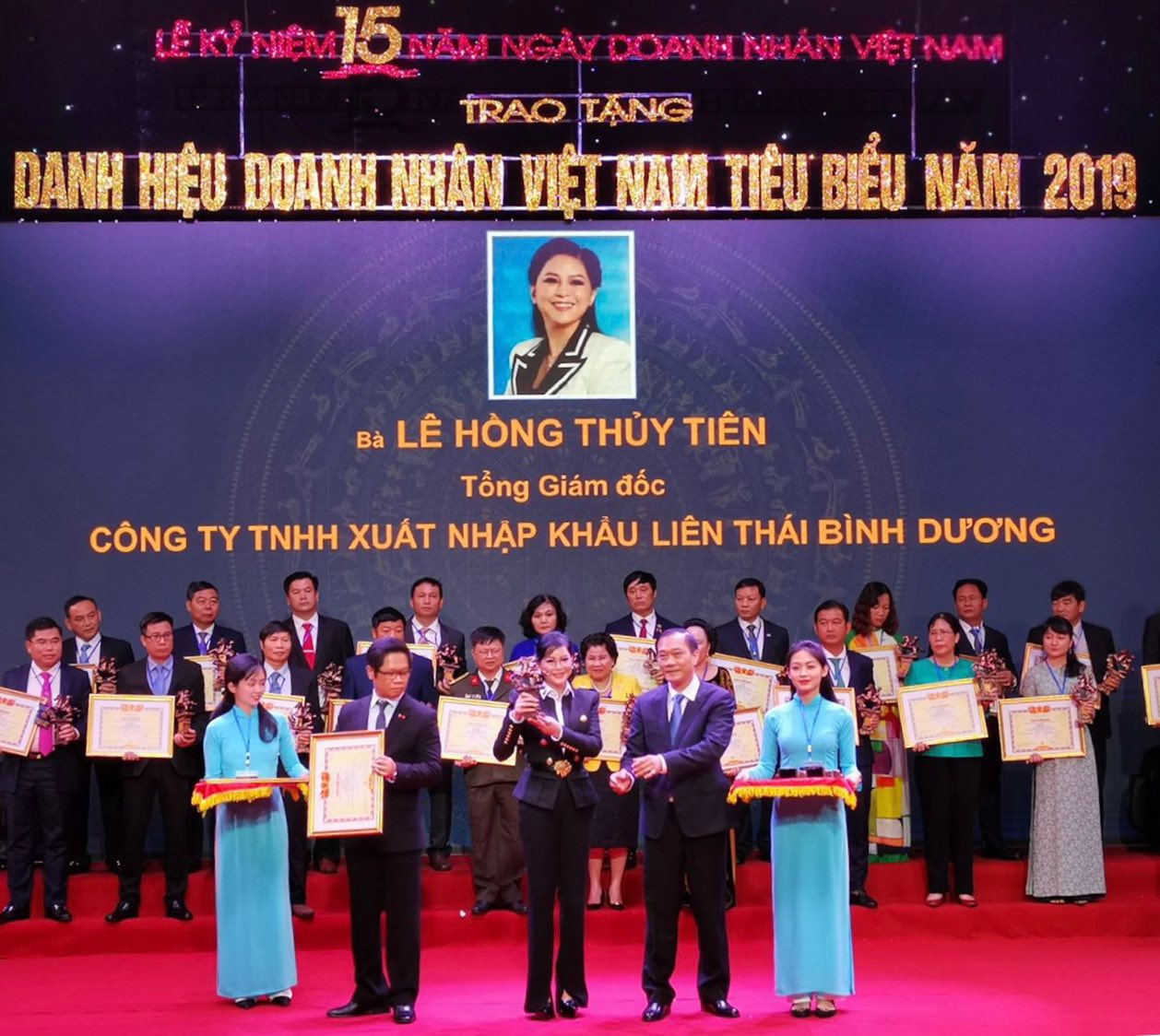 Doanh nhân Lê Hồng Thuỷ Tiên – Top 100 Doanh nghiệp tiêu biểu toàn quốc nhận cúp Thánh Gióng