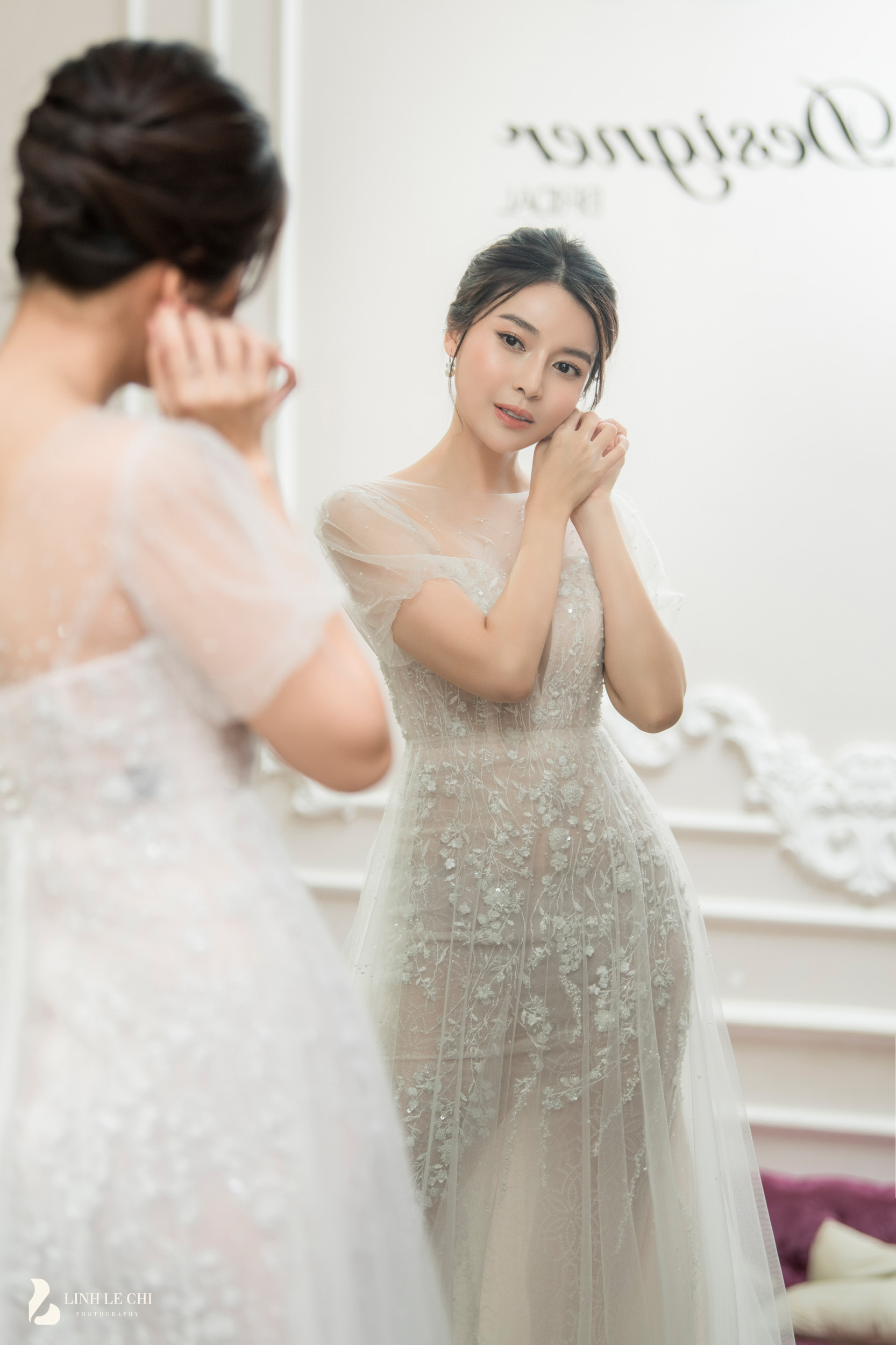“Mợ Hai” Cao Thái Hà bất ngờ thử váy cưới tại Hà Nội