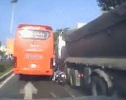 Thanh niên đi xe máy bị kẹp cứng giữa xe tải và xe khách vì thói luồn lách bon chen