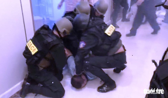 Nghẹt thở dùng quả nổ giải cứu con tin trong tòa nhà cao nhất Sài Gòn