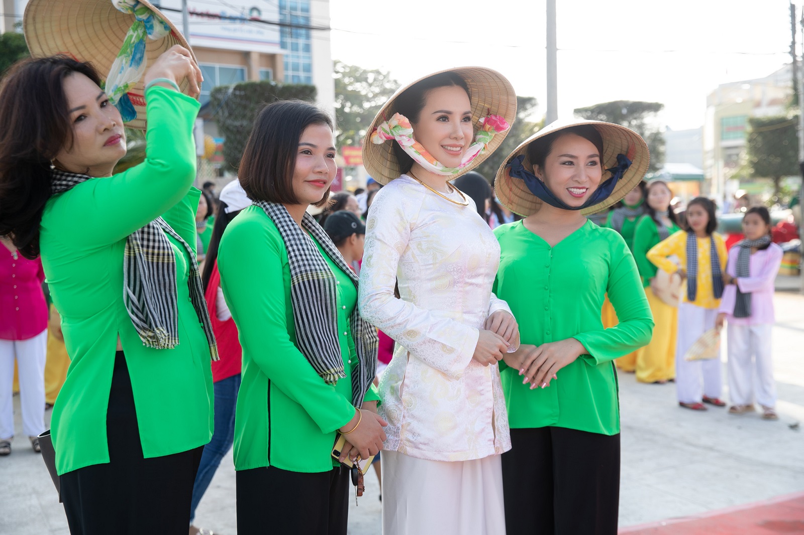 3 bộ trang phục khiến fan hâm mộ ngơ ngẫn khi Hoa hậu Châu Ngọc Bích xuất hiện tại Hoa khôi Xứ Dừa 2019