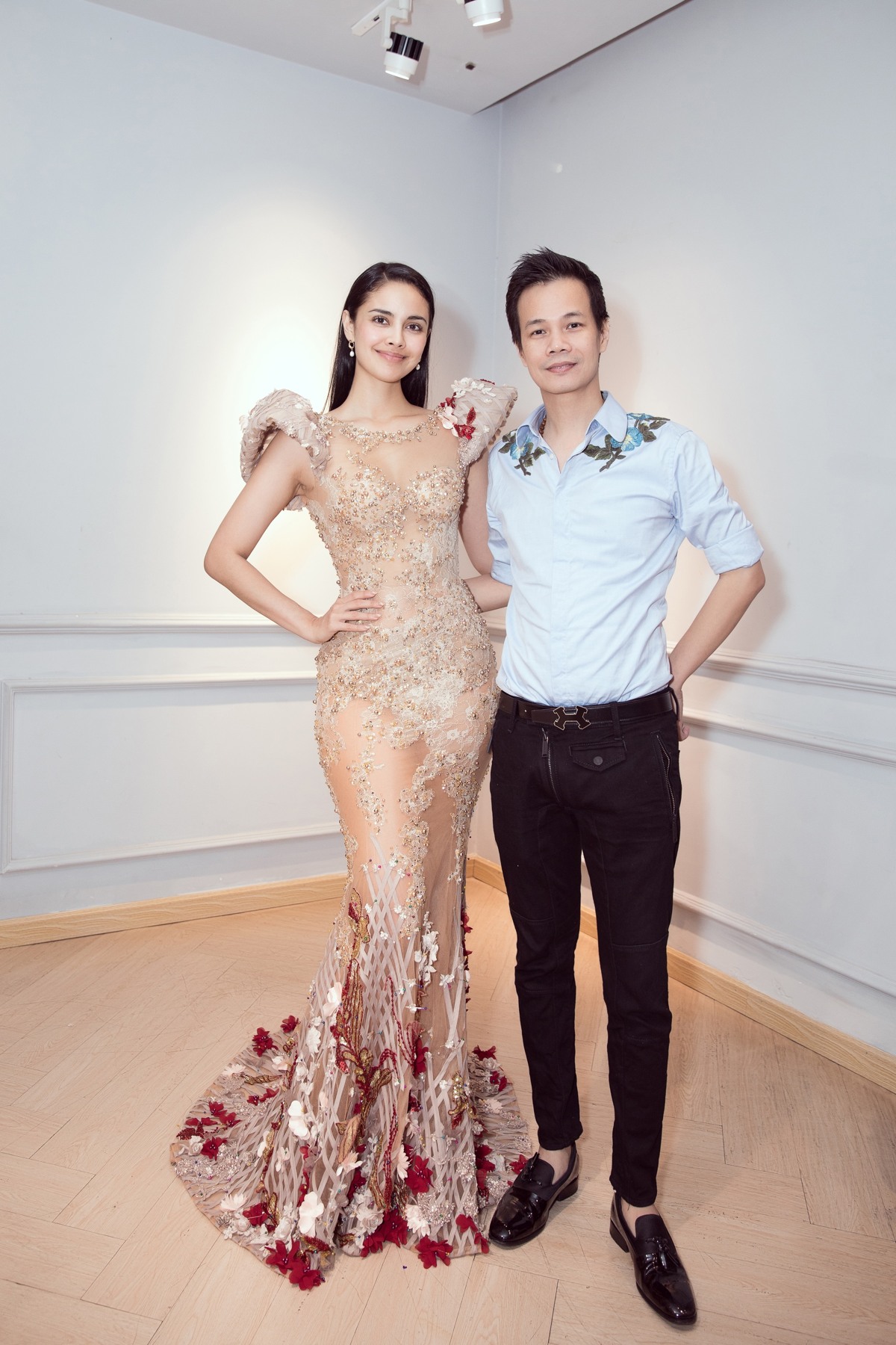 Hoa hậu Thế giới Megan Young khoe nhan sắc ngọt ngào khi thử váy Hoàng Hải