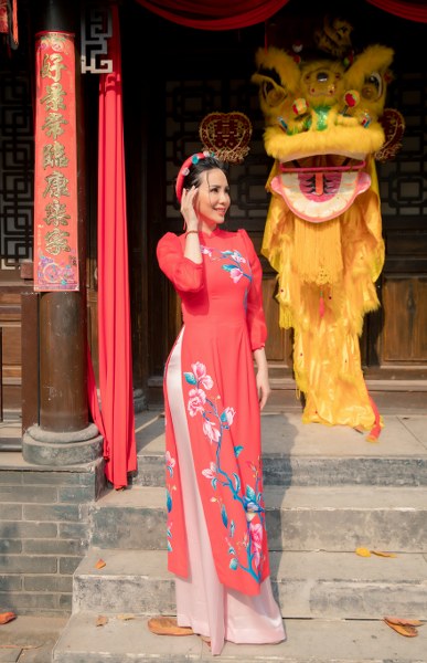 Hoa hậu Châu Ngọc Bích rạng rỡ khoe sắc trong loạt Áo dài Tết của Ngô Nhật Huy