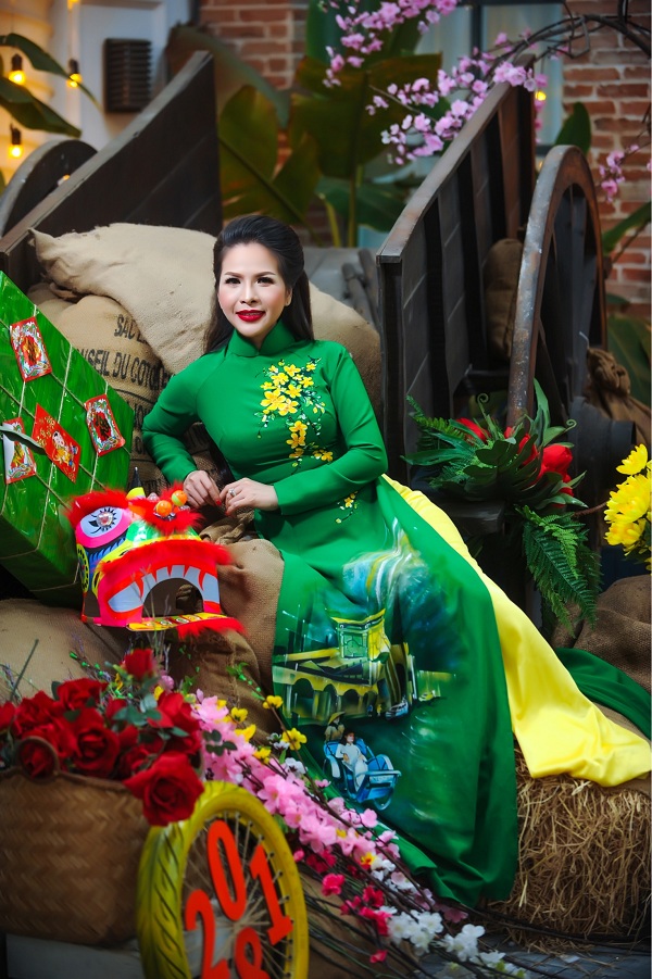 Hoa hậu Lê Thanh Thúy khoe sắc trong tà áo dài Tết, sẵn sàng chào Xuân 2020