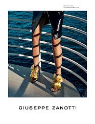 Vẻ đẹp nữ quyền, mạnh mẽ và quyến rũ trong Campaign đầu tiên của Giuseppe Zanotti trong thập kỷ mới