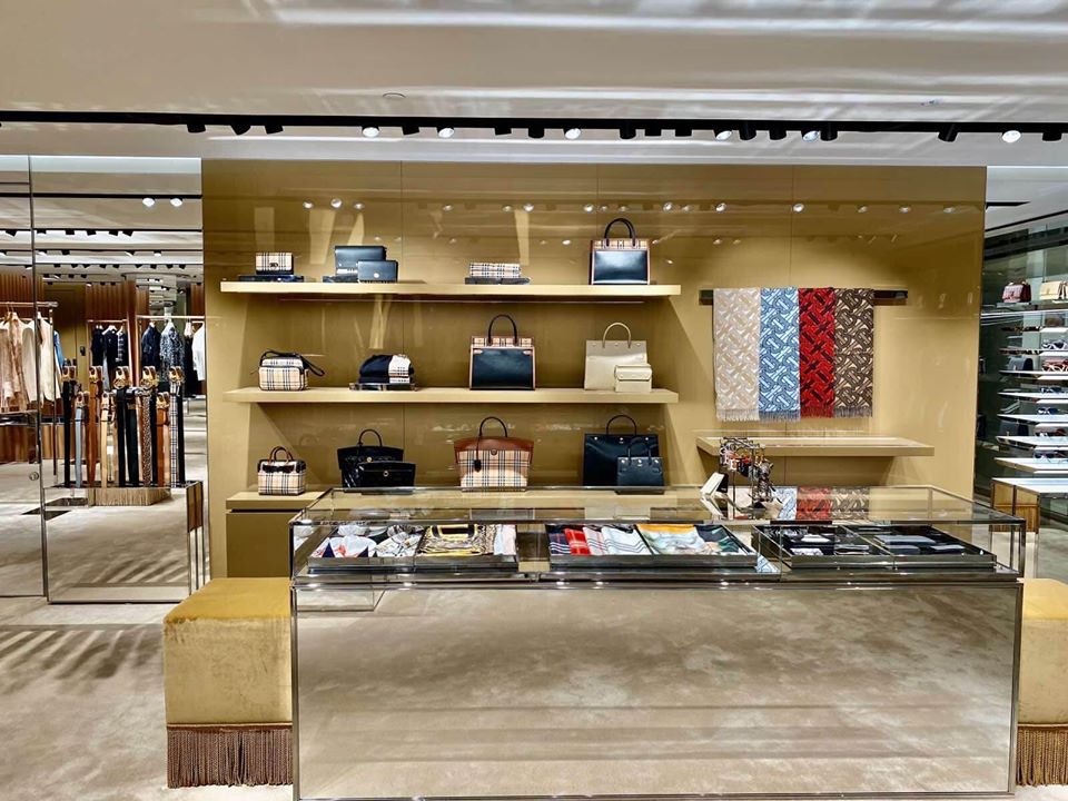 Khám phá không gian mua sắm thời trang đẳng cấp tại cửa hàng Burberry Tràng Tiền – Hà Nội