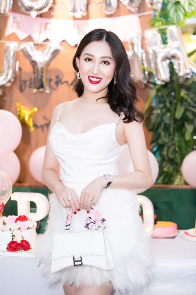 Hoa hậu Huỳnh Thúy Anh xinh đẹp bất ngờ tại tiệc sinh nhật