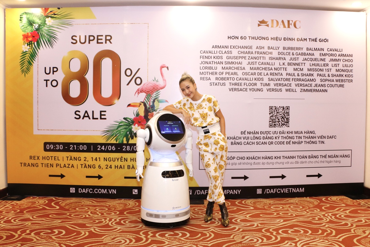 Quỳnh Anh Shyn gợi cảm, cá tính lắc lư theo điệu nhạc cùng Robot tại DAFC Private Sale