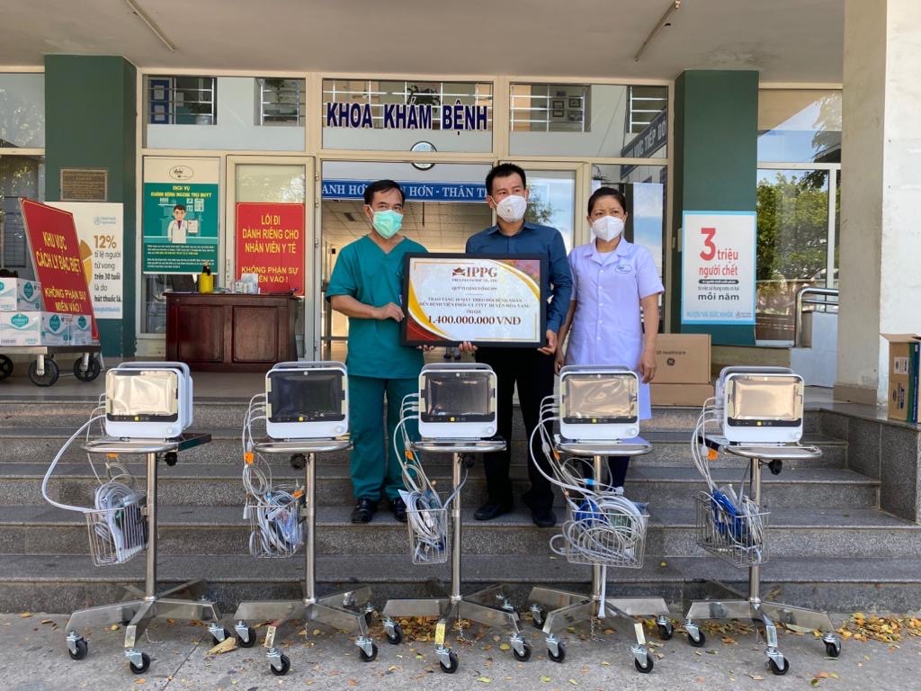Doanh nhân Johnathan Hạnh Nguyễn làm từ thiện cho 2 bệnh viện Đà Nẵng.