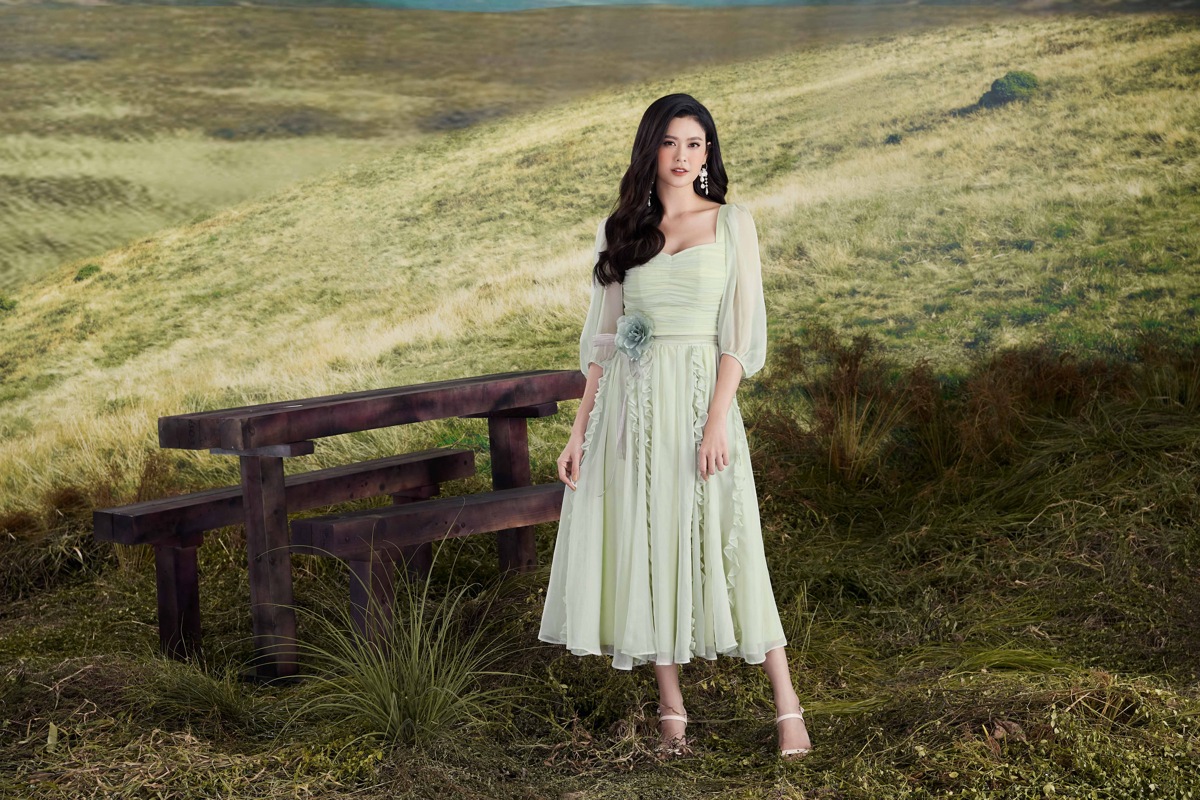 Trương Quỳnh Anh ngọt ngào sâu lắng trong các thiết kế của Neva