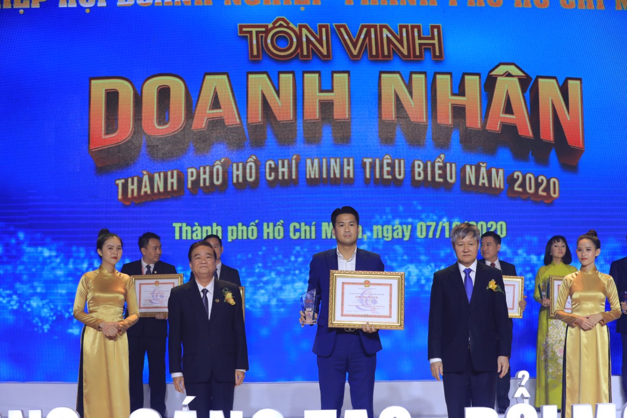 Tiên Nguyễn nhận giải thưởng Doanh nhân Thành phố Hồ Chí Minh tiêu biểu