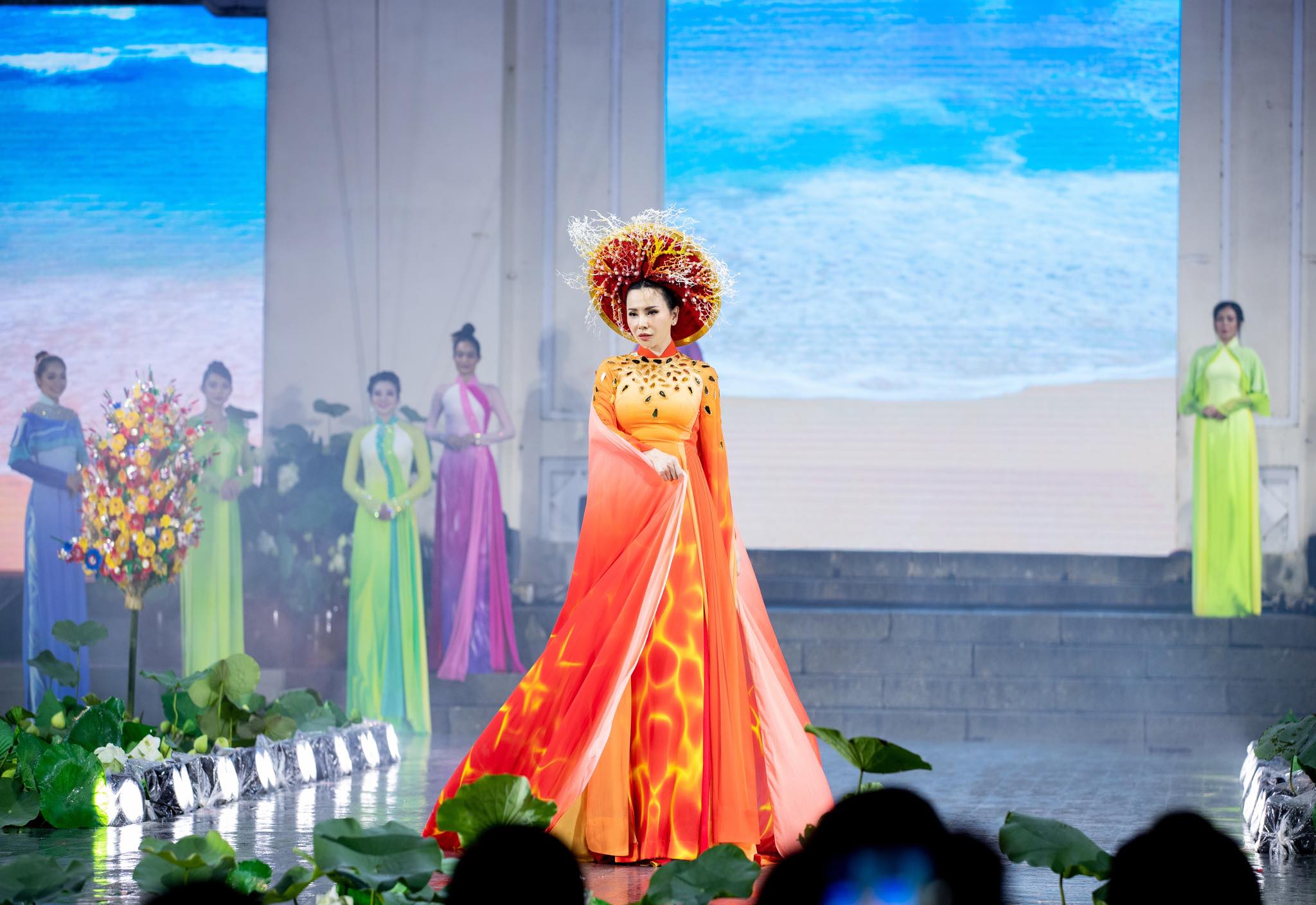 Bất ngờ khi Hoa hậu Châu Ngọc Bích làm vedette tại Lễ hội áo dài 2020
