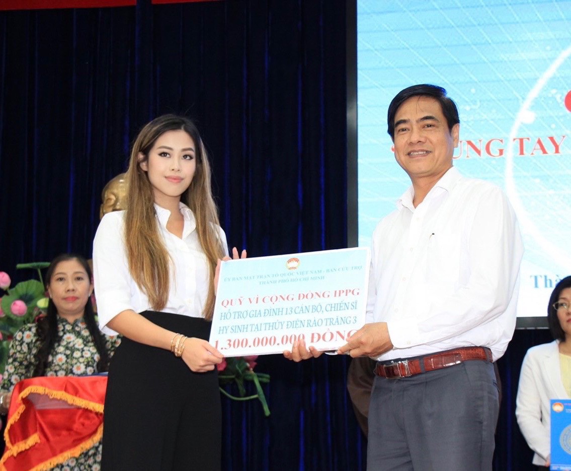 Tiên Nguyễn đại diện IPPG hỗ trợ 3,3 tỷ đồng cứu trợ miền Trung và gia đình 13 cán bộ chiến sĩ hy sinh tại Rào Trăng 3