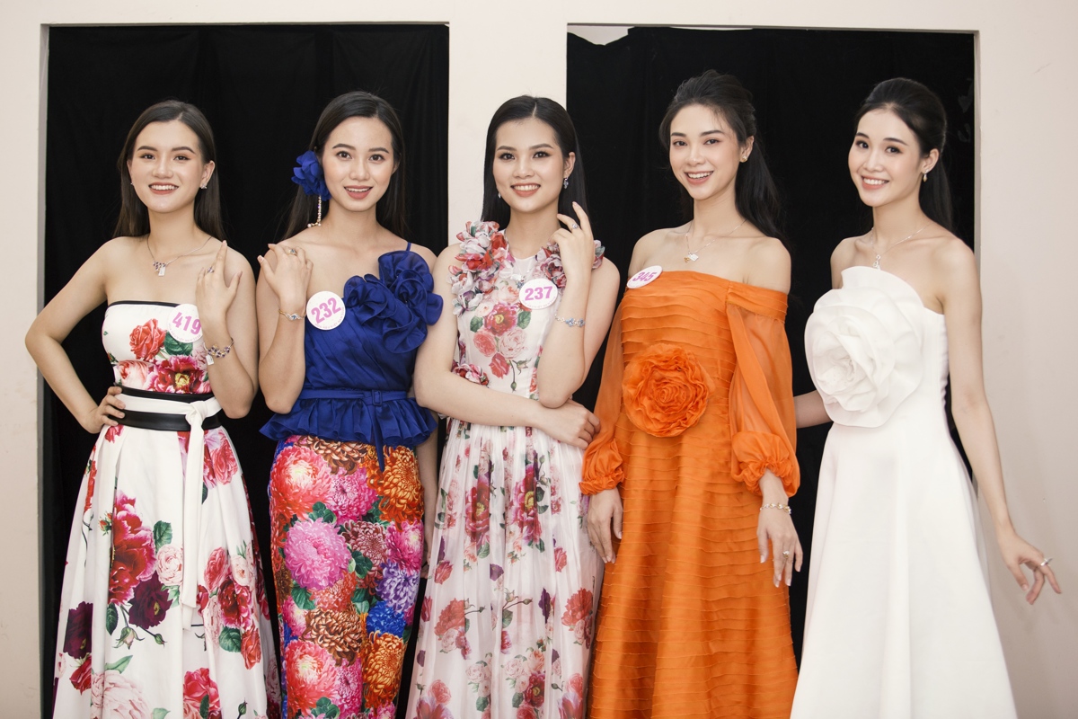 Thí sinh Hoa hậu Việt Nam 2020 thử váy NEVA cho đêm thi thời trang