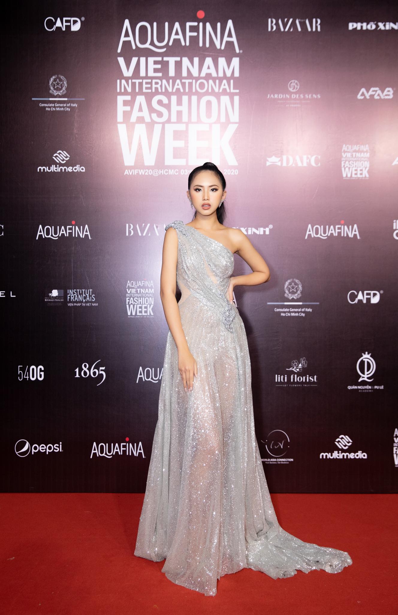 Người đẹp Thể thao Phù Bảo Nghi làm MC tiếng Anh bế mạc Aquafina Tuần lễ thời trang quốc tế Việt Nam 2020