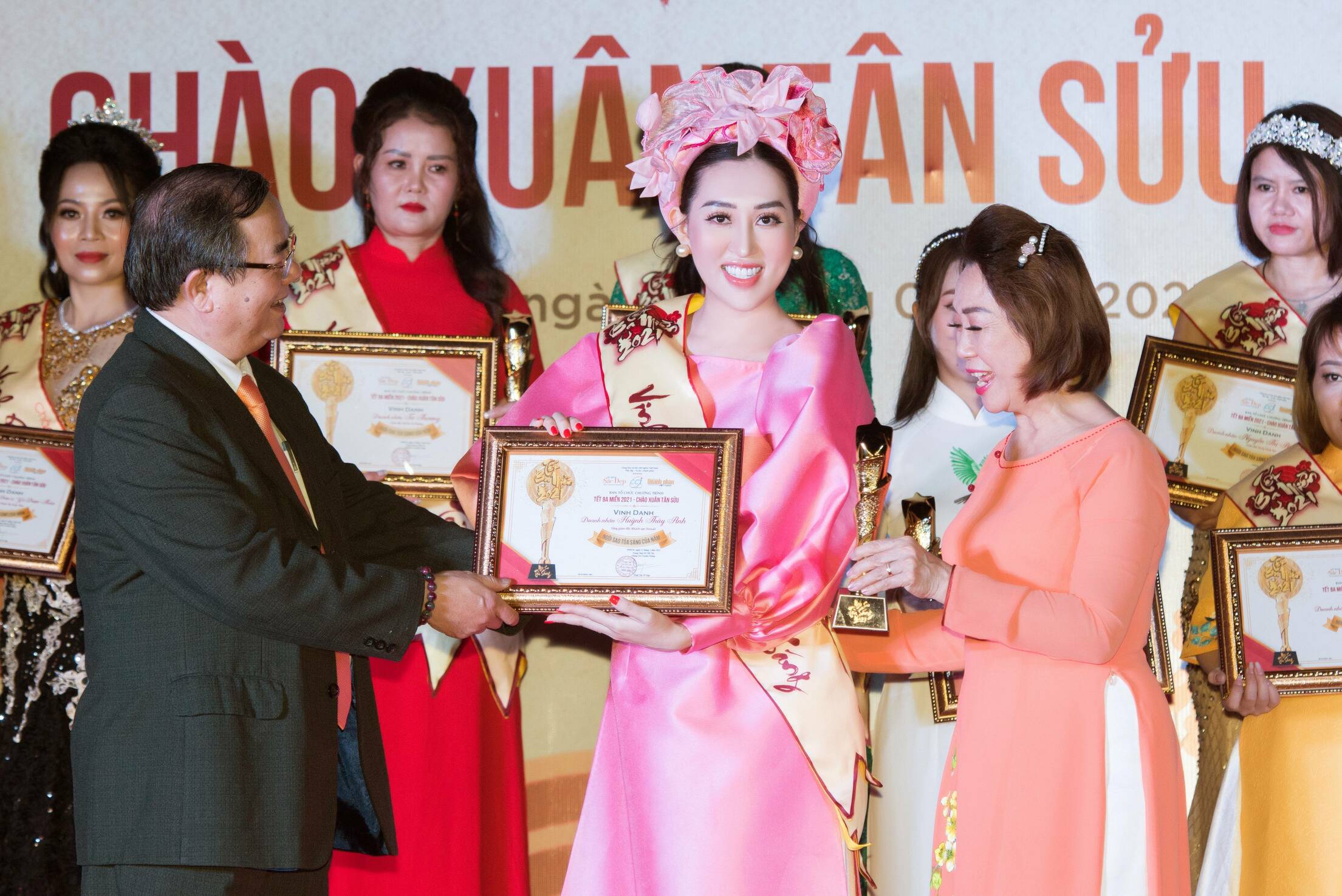 Hoa hậu Huỳnh Thúy Anh được Tôn vinh giải thưởng ‘Ngôi sao tỏa sáng của năm’