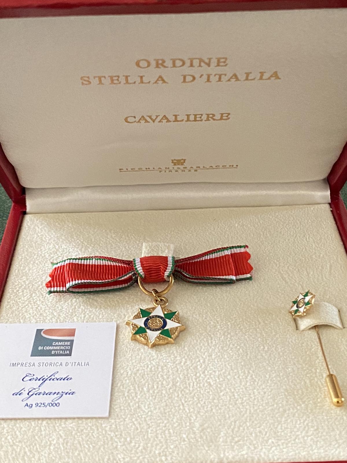 Tổng thống nước Cộng hòa Ý - Ngài Sergio Mattarella trao tặng Huân chương công trạng - Tước hiệu Hiệp sĩ cho Doanh nhân Lê Hồng Thủy Tiên .