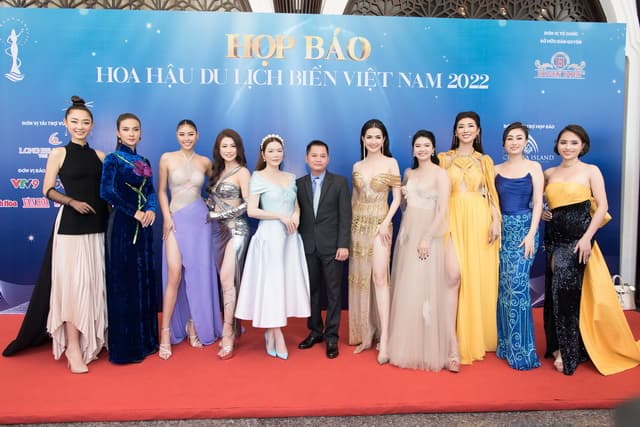 Hoa hậu Đào Ái Nhi hút mắt với đầm xẻ ánh kim