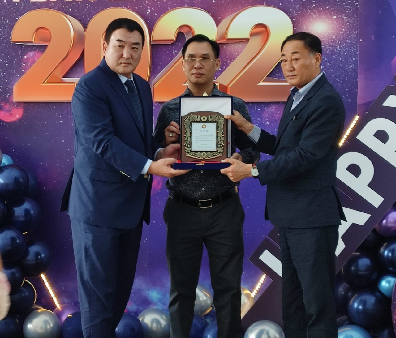 Chủ Tịch HĐQT HDTC Đinh Trường Chinh nhận kỷ niệm chương từ Viện Kinh Tế & Lao Động Hàn Quốc