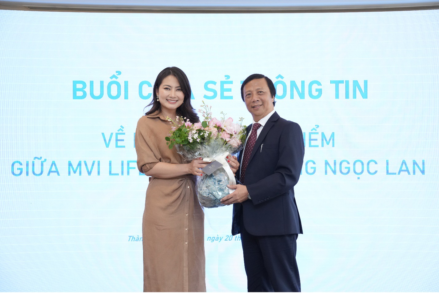 Ngọc Lan và Tổng Giám đốc MVI Life vui vẻ gặp gỡ báo chí