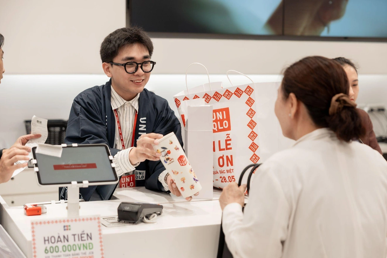 Các cửa hàng Uniqlo tấp nập khách mua sắm dịp Tuần lễ cảm ơn
